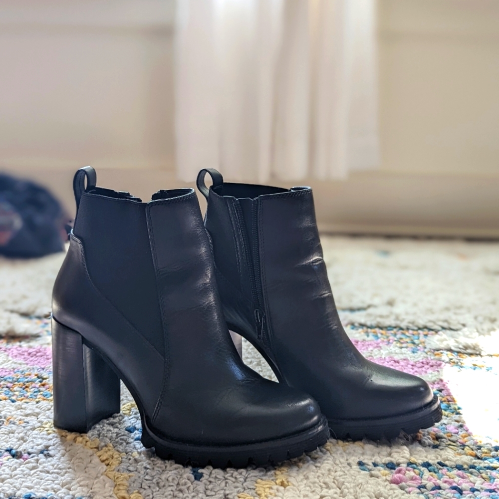 Gibson & Latimer Bradlee Lug Sole Block Heel Chelsea booties